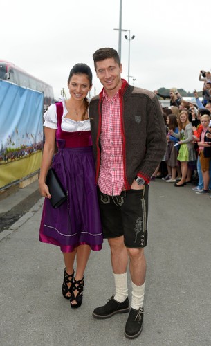 Lewandowscy na Oktoberfest. W takich strojach jeszcze ich nie widzieliście
