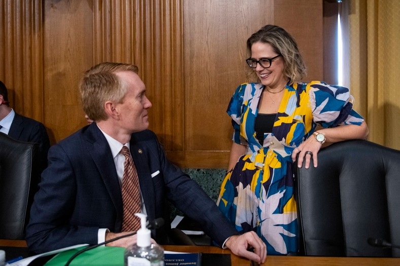 Senatorowie James Lankford i Kyrsten Sinema