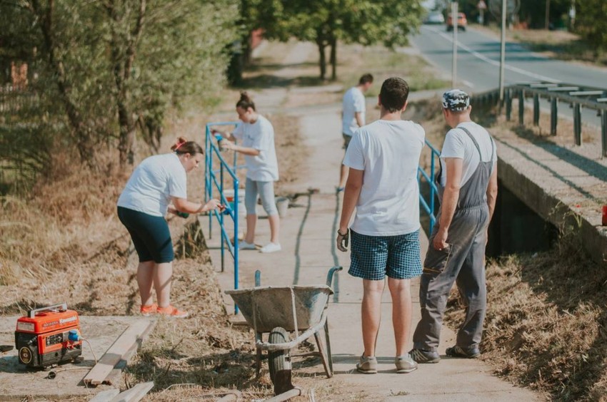 Vrućina ih nije sprečila da doteraju most na ulazu u selo