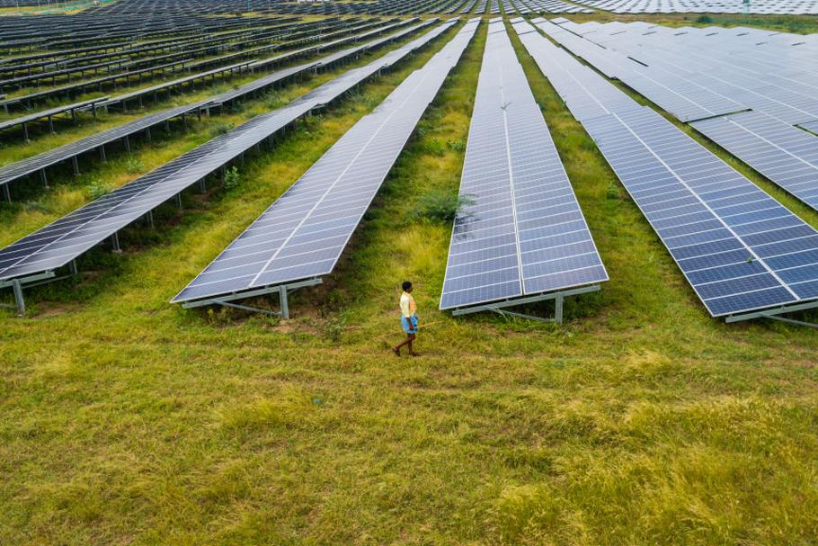 W Azji pionierem zielonych obligacji są Indie, emitujące je od 2015 r. Na zdjęciu: instalacje fotowoltaiczne na terenie indyjskiego parku słonecznego Pavagada Solar Park. Park zajmuje powierzchnię 53 kilometrów kwadratowych