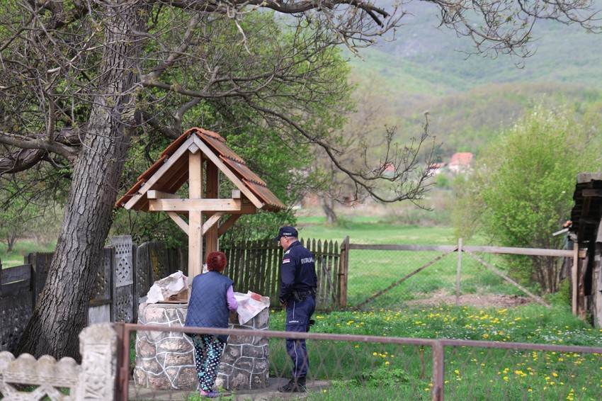 Pregledanje dvorišta komšinice Dragijevića 