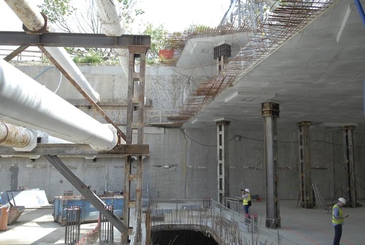 W przyszłym roku ruszy też budowa łącznika ze stacją metra Rondo Daszyńskiego. Dzięki temu przyszli użytkownicy The Warsaw HUB będą mogli dostać się do budynku bezpośrednio z podziemnych peronów II linii metra. Planowany termin zakończenia inwestycji to I kwartał 2020 roku. <br><br> Budowa The Warsaw HUB. Czerwiec 2017 r., Źródło: Ghelamco.