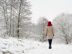 Genialne odkrycie polskich naukowców! Chodzi o działanie spacerów w śnieżnym krajobrazie na postrzeganie ciała...
