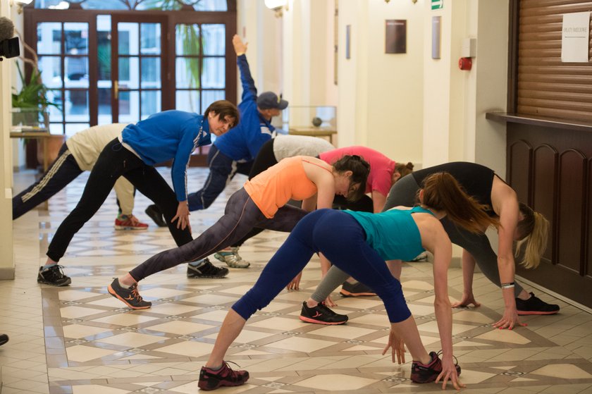 Burmistrz Żywca ćwiczy fitness w urzędzie