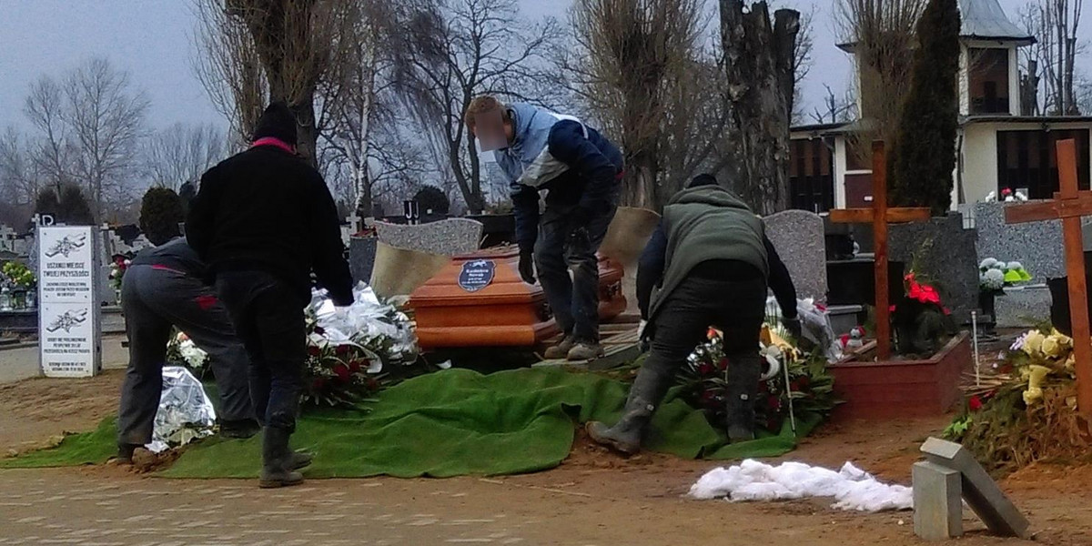 Gniezno: Pochowali kobietę w złym grobie. Jest wyrok sądu