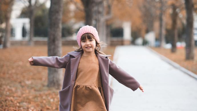 Dziewczęce kurtki na wiosnę: twoje dziecko będzie nosić je z przyjemnością