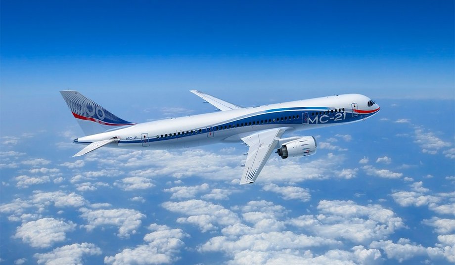 MC-21 będzie dostępny w dwóch wersjach. W większej na pokład wejdzie 211 pasażerów, z czasem pojawi się też mniejsza - mieszcząca 165 pasażerów. 