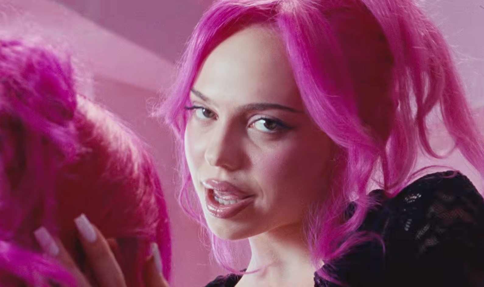 Speváčka Adéla v klipe k piesni Nicole Kidman.