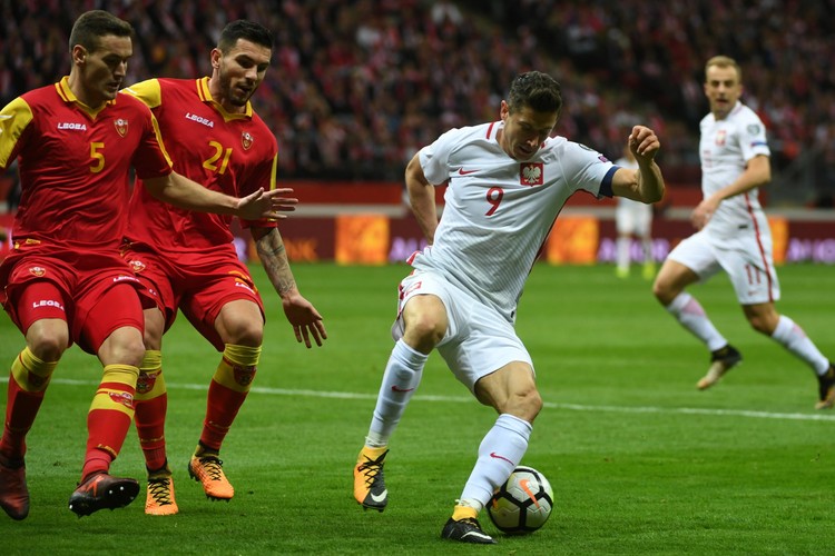 Robert Lewandowski (2P) i Kamil Grosicki (P) oraz Nemanja Mijuskovic (L) i Emrah Klimenta (P)