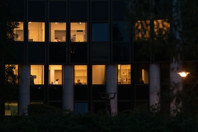 „Niezastąpiony” pracownik może zapomnieć o awansie i podwyżce? Uważaj na zawodową klatkę [OPINIA]