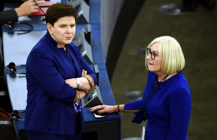 Bez broszki Beata Szydło ponosi porażki