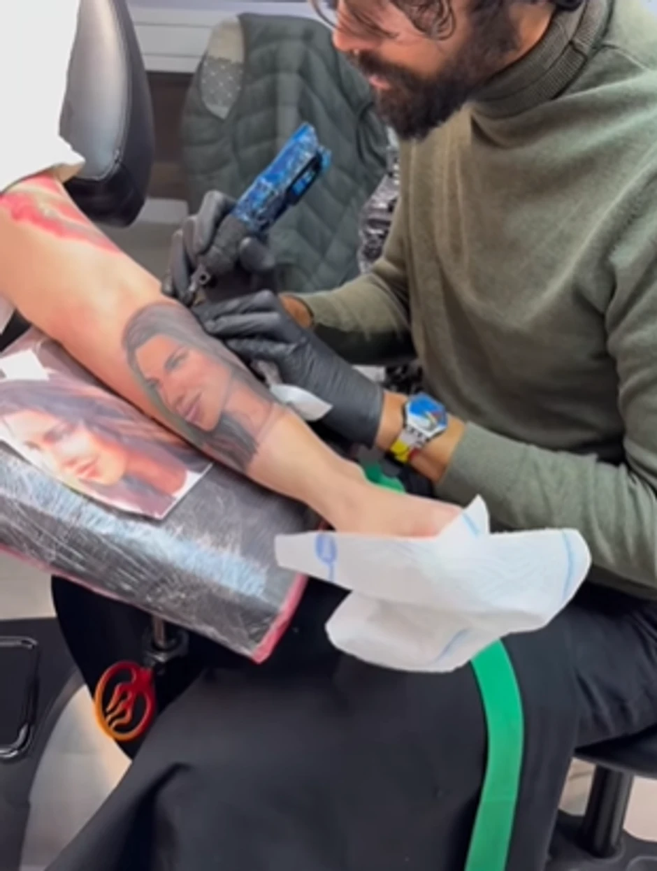 Kajin muž istetovirao njen lik na ruci