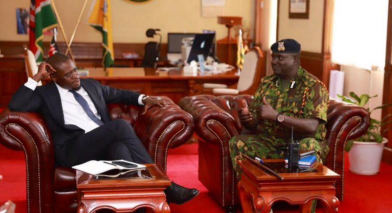 Nairobi Governor Johnson Sakaja during a meeting with Nairobi Regional Police Commander Adamson Bungei at City Hall on November 17, 2022