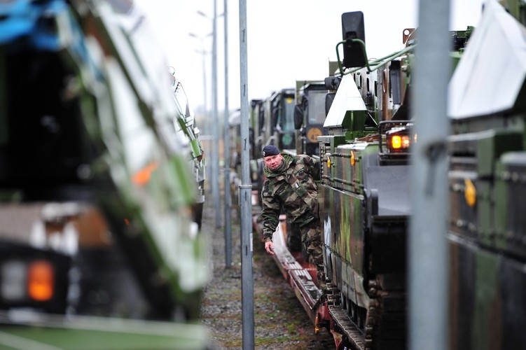 Wśród pojazdów będzie 15 czołgów, 5 bojowych wozów piechoty VBCI, kilka opancerzonych pojazdów rozpoznawczych, pojazd saperski oraz inne lekkie pojazdy opancerzone. <br><br>
fot. (mr) PAP/Marcin Bielecki