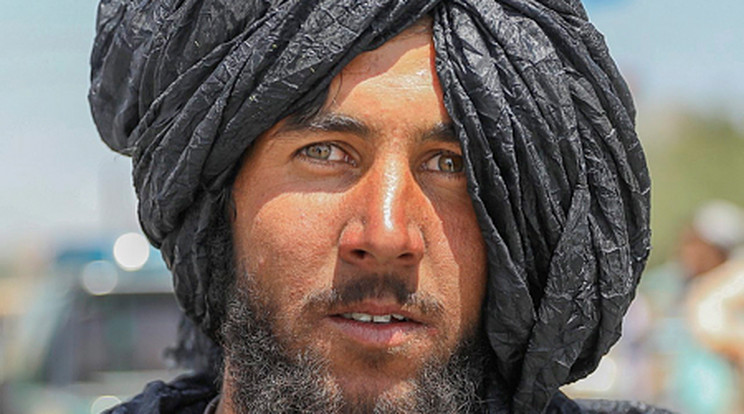 Iszlamista szélsőséges tálib fegyveres Kabulban 2021. augusztus 16-án. Előző nap tálib fegyveresek behatoltak az afgán fővárosba és elfoglalták az afgán kormányerők által elhagyott kormányzati intézményeket. A tálibok a főváros valamennyi területét ellenőrzésük alá vonták és Asraf Gáni afgán elnök is elhagyta az országot /Fotó: MTI/EPA/STRINGER