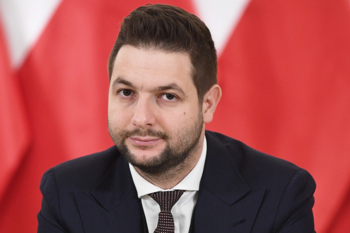 Przewodniczący Komisji Weryfikacyjnej Patryk Jaki podczas konferencji prasowej po niejawnym posiedzeniu komisji w Ministerstwie Sprawiedliwości w Warszawie.