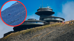 Wspinała się z małym dzieckiem stromym zboczem. Szokujące nagranie ze Śnieżki