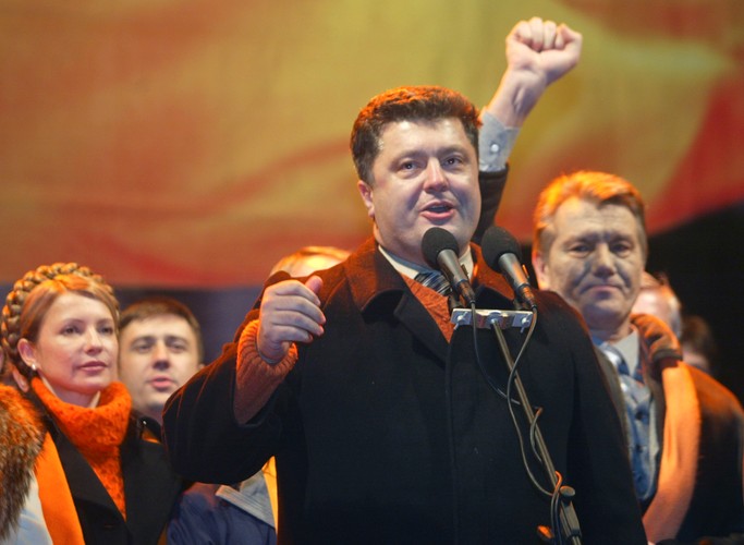 Petro Poroszenko w czasie Pomarańczowej Rewolucji na Ukrainie w 2004 roku, w tle Julia Tymoszenko i Wiktor Juszczenko