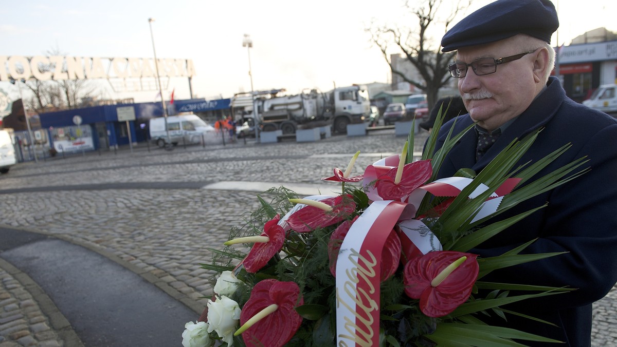 Były prezydent Lech Wałęsa o zmarłym dziś Vaclavie Havlu: "Rzeczywiście to wielka strata w momencie, kiedy Europa dyskutuje jak ma wyglądać, jak ma wyglądać globalizacja; on był teoretykiem, takim spostrzegawczym i w tych dyskusjach wszelkich był niezbędny, tak można by powiedzieć. A przecież zawsze było słowo a słowo potem stawało się ciałem i dlatego wielka to strata".