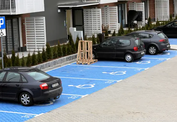 Ciąg kopert na parkingu tuż pod oknami. Parkują wszyscy, mandatu nie dostanie nikt