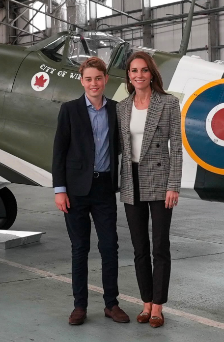 Princ George sa ukázal na verejnosti s mamou Kate.