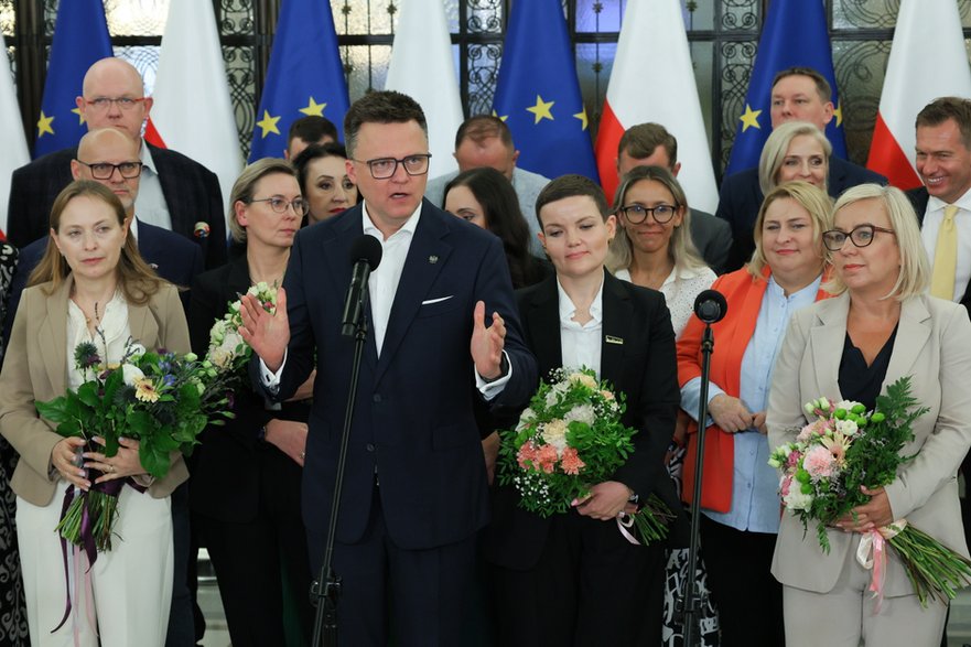 Szymon Hołownia, Paulina Hennig-Kloska, Marta Cienkowska, Katarzyna Pełczyńska-Nałęcz i politycy w czasie briefingu na temat obecności Polski 2050 w zrekonstruowanym rządzie Koalicji 15 października, 23 lipca 2025 r.