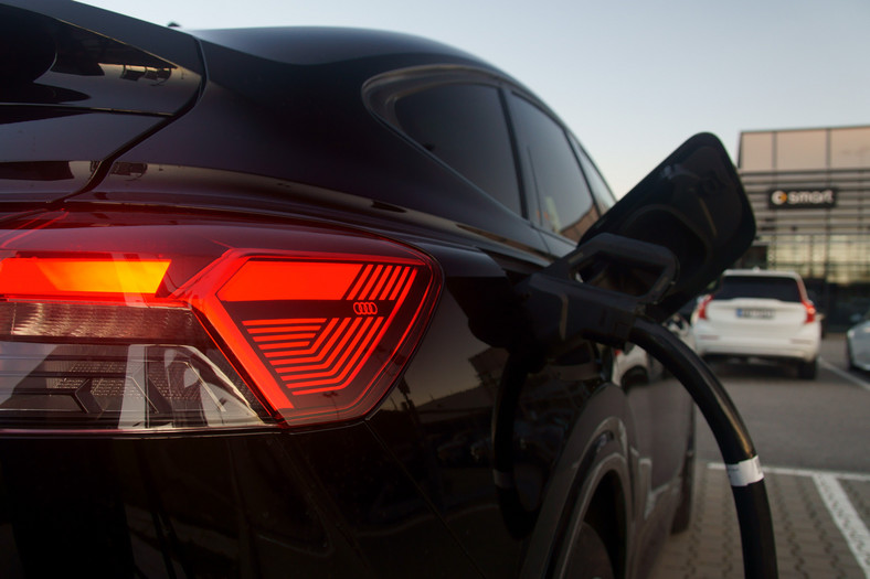 Testujemy koszty ładowania na trasie z Audi Q4 e-tron Sportback