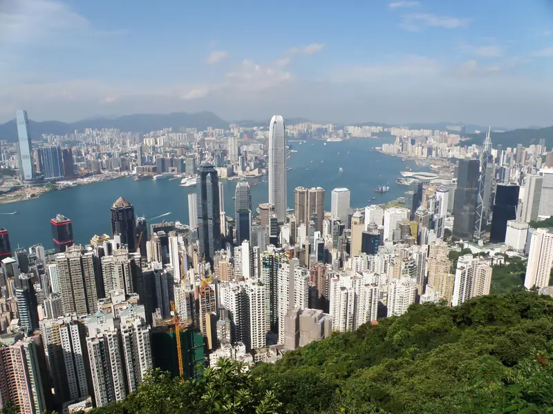 Overlook_Hong_Kong_Island_north_coast,_Victoria_Harbour_and_Kowloon_from_middle_section_of_Lugard_Road_at_daytime_(enlarged_version_and_better_contrast,_revised)