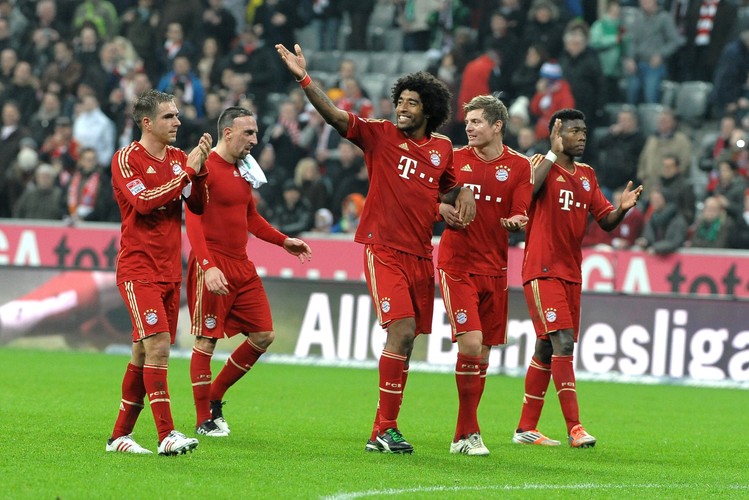 <b>8. Bayern Monachium</b> - zawodnicy tego klubu piłkarskiego zarabiają średnio <b>4,39 mln euro</b>.