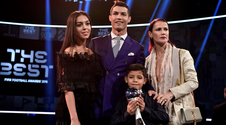 Balról jobbra a képen: Georgina Rodriguez, Cristiano Ronaldo, Cristiano Ronaldo Junior és Elma Aveiro, a sztár testvére /Fotó: AFP