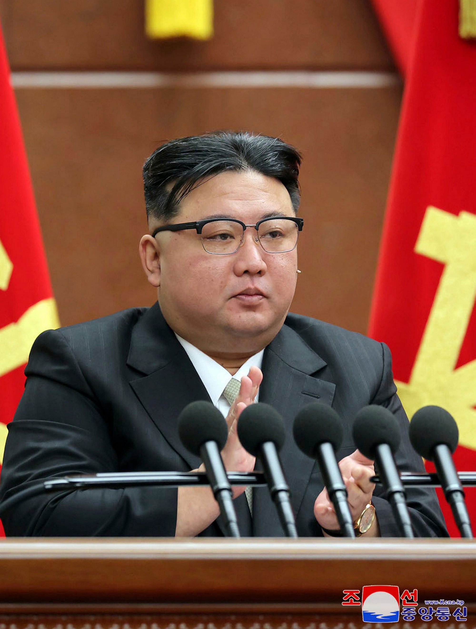 Kim Čong-un na plenárnom zasadnutí.