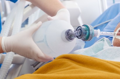 Életbe lépett a katasztrófa medicina: 65 felettiek helyett a fiatalokat teszik lélegeztetőgépre