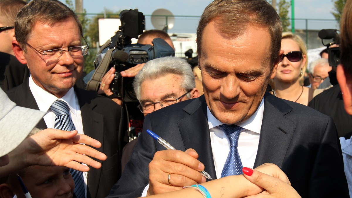 Premier Donald Tusk skrytykował raport OECD, z którego wynika, że polscy nauczyciele pracują najkrócej na świecie. Szef rządu zarzucił autorom opracowania, że nie maja pojęcia, jak wygląda ta praca w naszym kraju. - To jeden z najcięższych zawodów - ocenił.