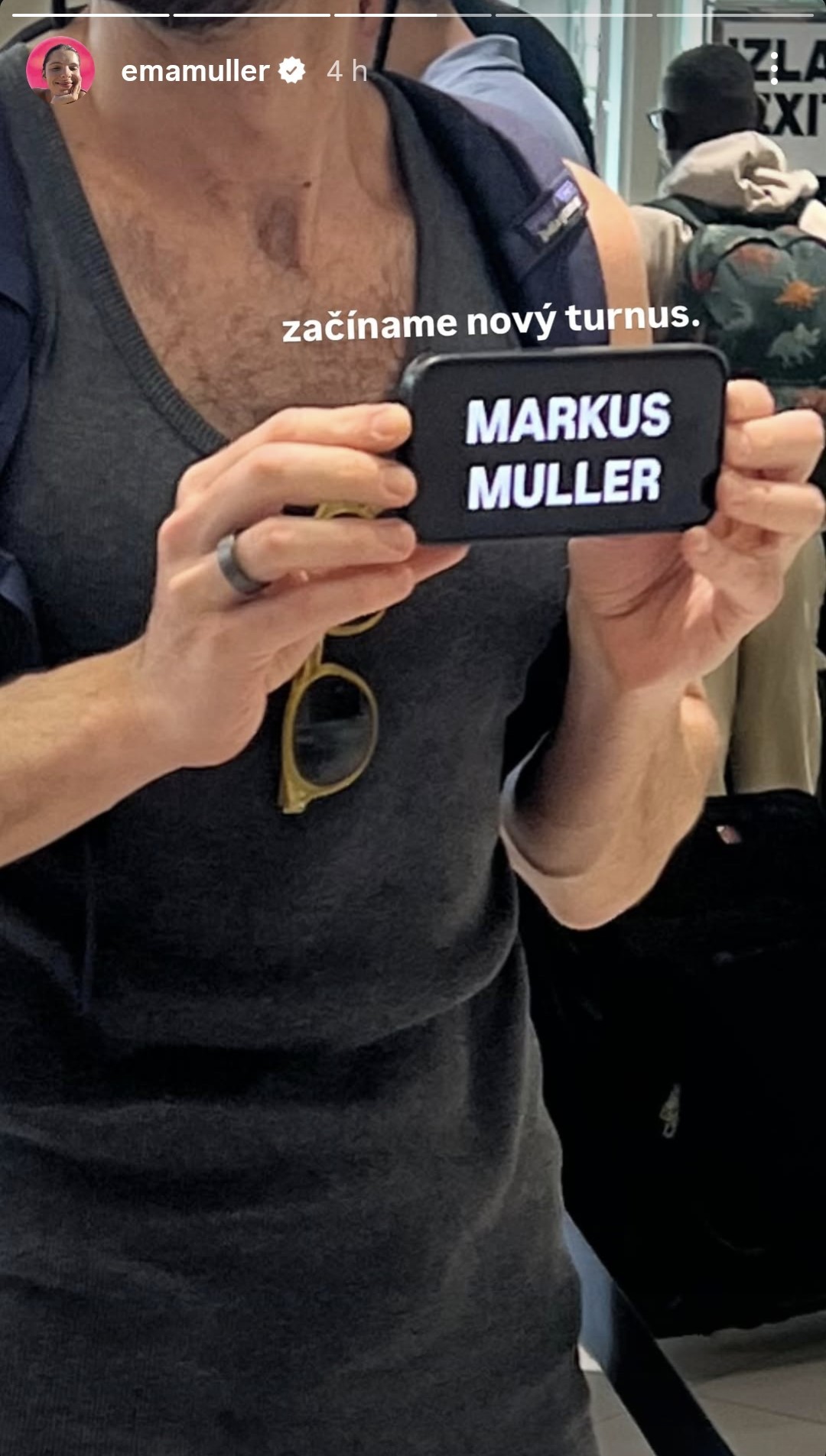 Ema Müller strážila svojho mladšieho brata Markusa.