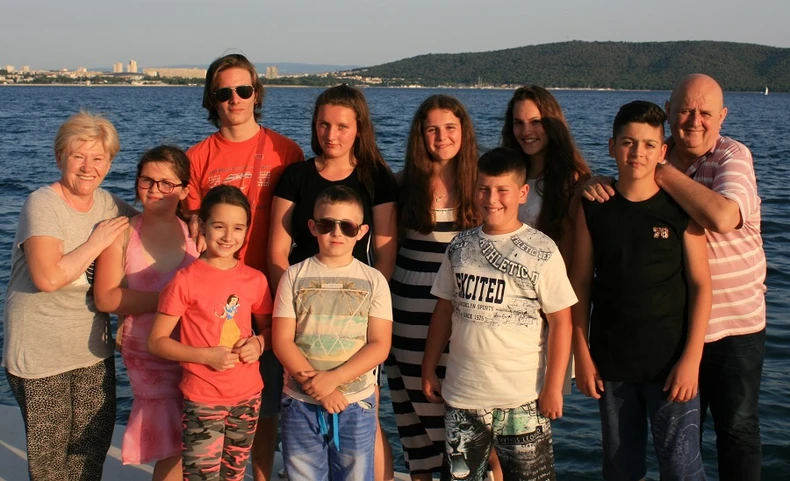 Srećko sa mladim glumcima i pesnicima iz Novog Grada.