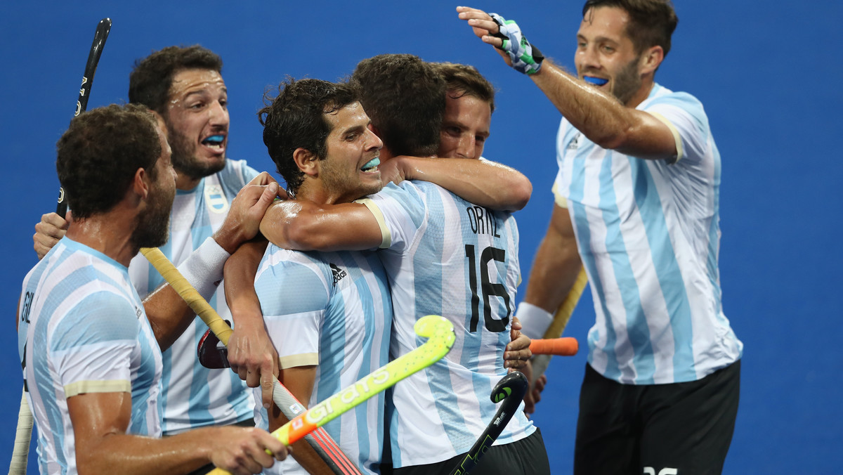 Reprezentacja Argentyny odniosła wielki triumf w olimpijskim turnieju hokeja na trawie. W decydującym pojedynku Albicelestes ograli Belgów 4:2 (2:1, 1:0, 0:1, 1:0) i przywiozą do ojczyzny upragnione złoto. Brąz wywalczyli sobie reprezentanci Niemiec.