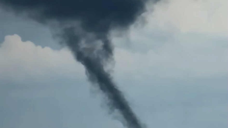 Na hraniciach medzi Českom a Slovenskom sa vyskytlo slabšie tornádo.