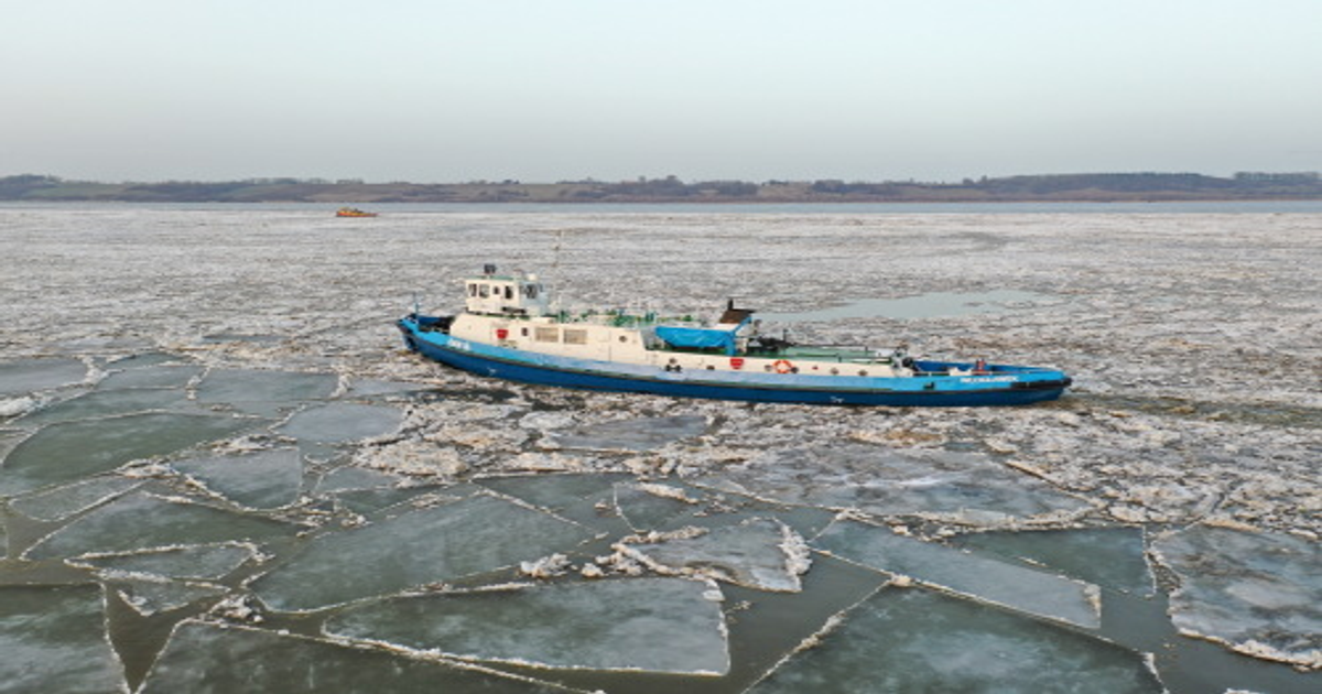 Wyścig z czasem na Wiśle: Do 7 lodołamaczy rozbija 200 km lodu przed roztopami