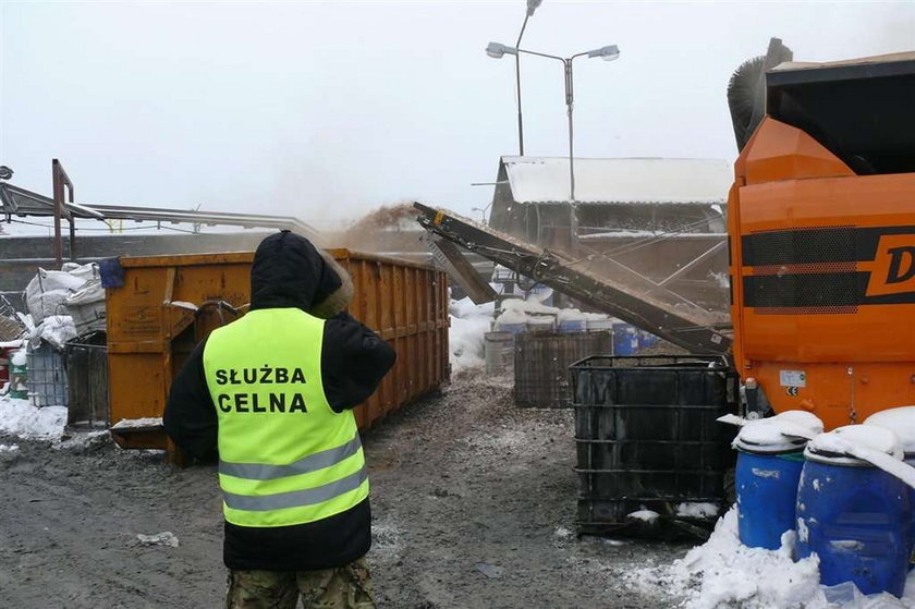 Fajki z przemytu poszły z dymem. FOTO