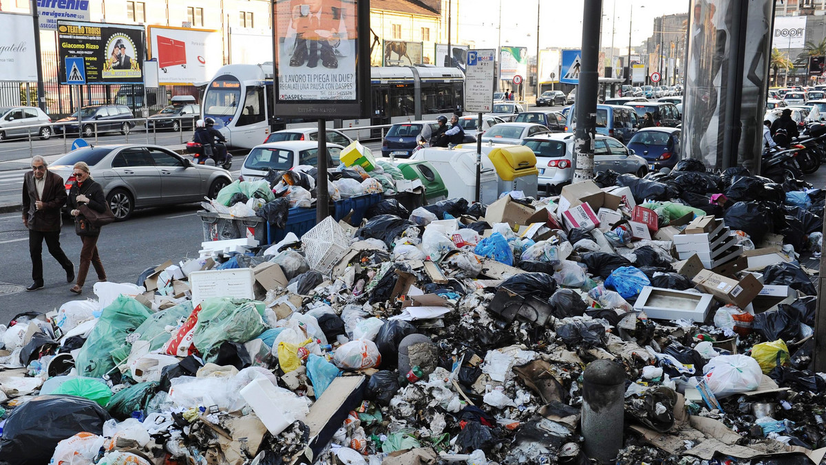 Wojsko w sobotę po raz kolejny weszło do Neapolu, by pomóc w posprzątaniu leżących tam od kilku tygodni na ulicach kilku tysięcy ton śmieci. To kolejna odsłona kryzysu śmieciowego, nękającego regularnie miasto.