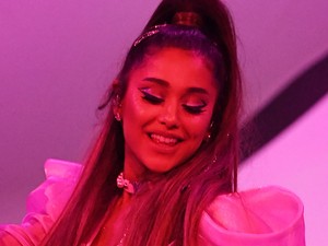 Ezért lóg mostanában Ariana Grande az exeivel