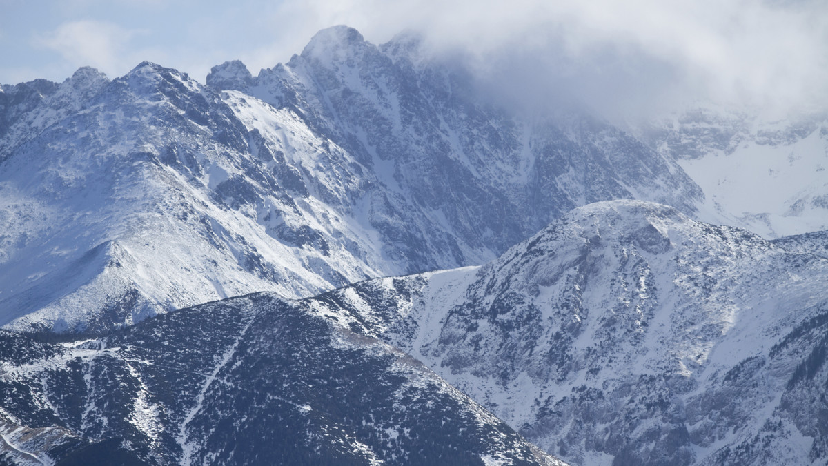 W Tatrach obowiązuje trzeci stopień zagrożenia lawinowego. Pokrywa śnieżna jest słabo związana z podłożem, ryzyko zejścia lawiny jest znaczne, szczególnie na stromych stokach.