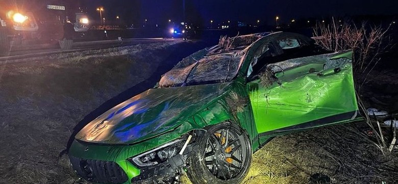 Mercedes-AMG za fortunę rozbity pod Kutnem. Ten widok szokuje