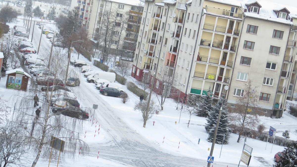 W nocy temperatura spadła w niektórych rejonach do minus 12 stopni. Nawierzchnie dróg, wcześniej mokre z powodu odwilży, przymarzły. Przysypał je spadający i nawiewany śnieg. Sytuacja na drogach stała się trudna.