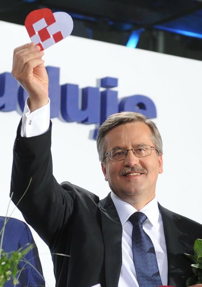Bronisław Komorowski w czasie wieczoru wyborczego w 2010 r.
