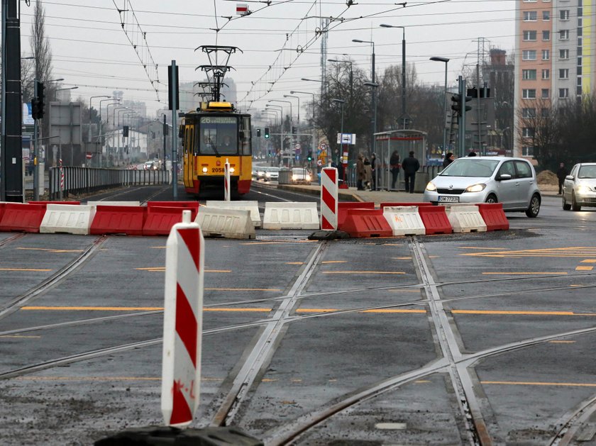 Paraliż komunikacyjny na Bemowie. Tramwaje jeździły za blisko siebie. Trzeba zrywać tory