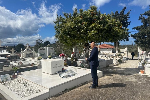 Ambasador Srbije u Grčkoj Nikola Nedeljković položio venac na grob grčkog kompozitora Mikisa Teodorakisa (FOTO)