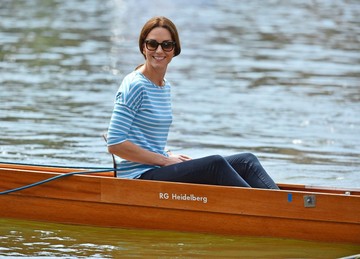 Katalin hercegné kék-fehér csíkos pólója és sötét nadrágja annyira hétköznapi és letisztult, hogy akár egy nyári kiránduláson is viselhetné bármelyikünk. A pillanat 2017. július 20-án készült Heidelbergben, amikor Vilmos herceggel barátságos evezősversenyen vettek részt a testvérvárosok, Cambridge és Heidelberg között. 
