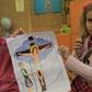 religia szkoła dzieci trzymają obrazek z krzyżem