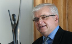 Czarnek dumny z uchwały anty-LGBT. Ostra krytyka Cimoszewicza